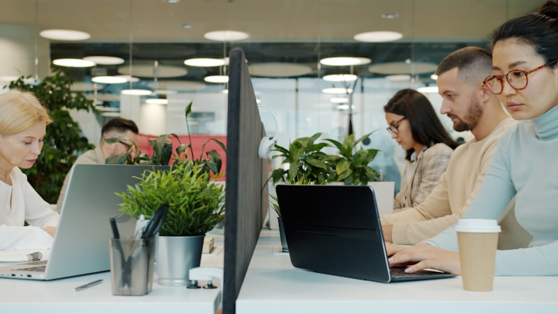 Equipe em escritório moderno - gestão e produtividade